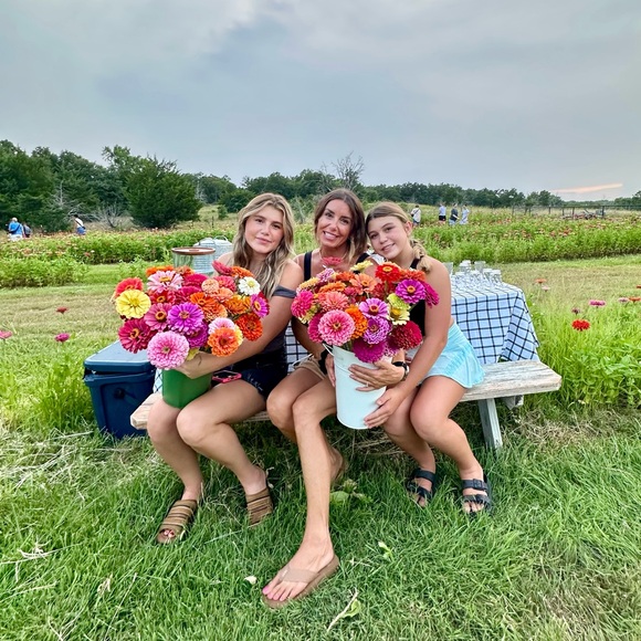 Levi's Tops - Meet Me.....💞your Posh Ambassador II💋